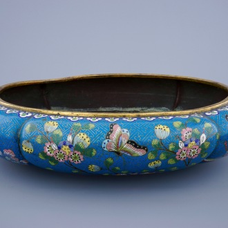 Een ovaal gelobd Chinees cloisonné bassin, 19e eeuw