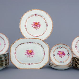 Een 35-delig Chinees famille rose servies met "John Adams" decor, Qianlong, 18e eeuw