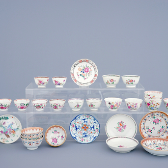 Un lot de 21 tasses et 20 soucoupes en porcelaine de Chine famille rose, 18/19ème