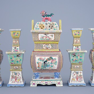 Een 5-delige Chinese famille rose tempelgarnituur met een wierookbrander, 19e eeuw