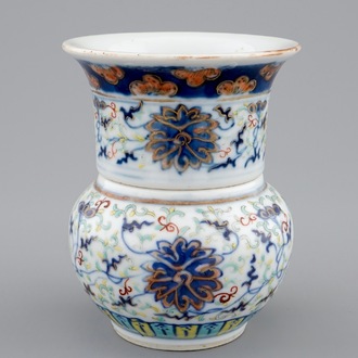 A Chinese doucai two-part vase with lotus scrolls, 19/20th C.