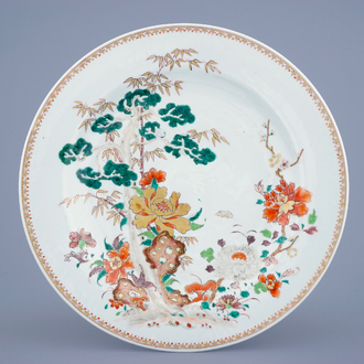 A large Chinese rose-verte dish with floral design, Qianlong, 18th C.