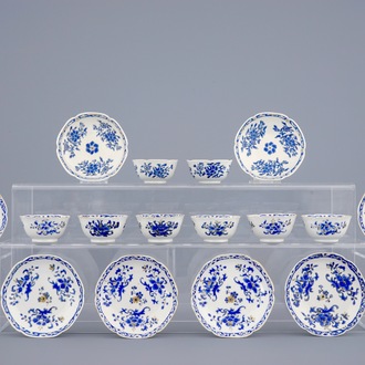 Een set van 8 Chinese overglazuur blauw en vergulde kop en schotels, Yongzheng, 1723-1735