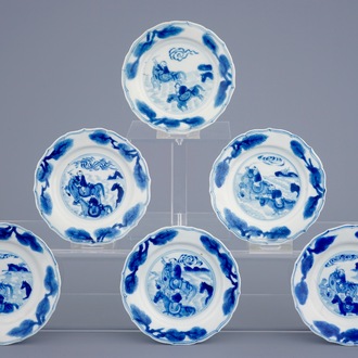 Een set van 6 Chinese blauw-witte schoteltjes met ruiters te paard, Kangxi