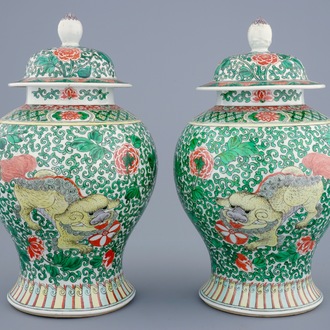 A pair of Chinese wucai vases with covers with foo dogs, 19th C.