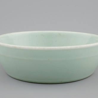 Een Chinese celadon penselenwasser, Qianlong merk en periode