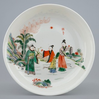 Een Chinees famille verte bord met personages in een tuin, 19/20e eeuw