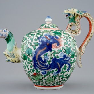 A Chinese wucai teapot with a dragon handle, Republic, early 20th C.