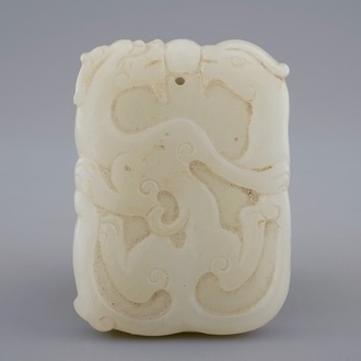 Een Chinese hanger in witte jade met draken en feniksen, 19/20e eeuw