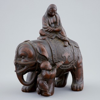 Een bronzen groep van Guanyin op een olifant, China, Qing