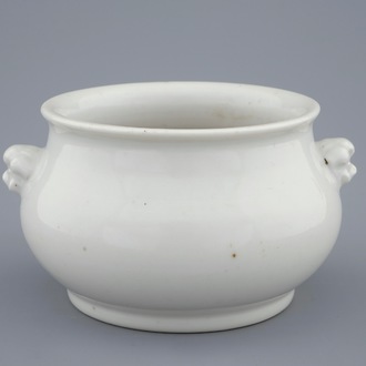 A round blanc de Chine censer with lion's head handles, 18/19th C.