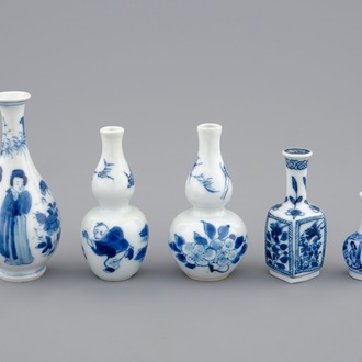 Een lot van 5 Chinese blauw-witte miniatuur vaasjes, Kangxi