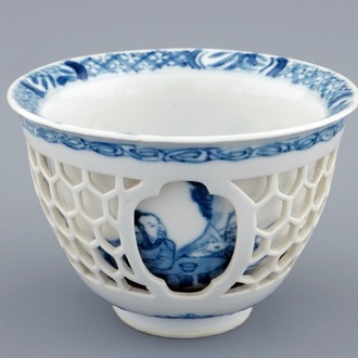 Een Chinese blauw-witte dubbelwandige wijnkop, Kangxi