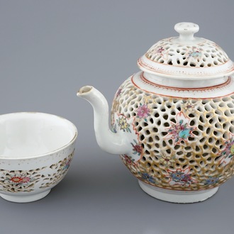 Een dubbelwandige Chinese famille rose theepot en kom met ajour decor, Qianlong, 18e eeuw