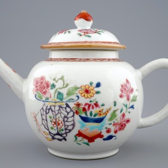 Een Chinese famille rose theepot met deksel, Qianlong, 18e eeuw