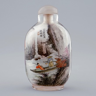 Een Chinees snuifflesje met onderglasbeschildering, 20e eeuw