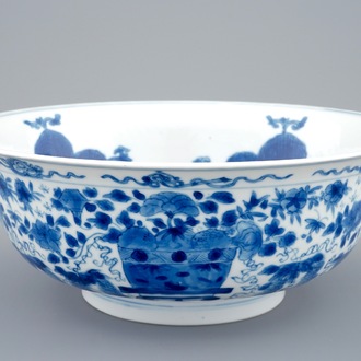 Een blauw-witte Chinese kom met floraal decor en draken, Kangxi