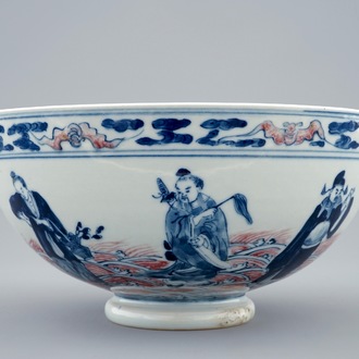 Een Chinese kom met personages in blauw, wit en onderglazuur rood, 19/20e eeuw