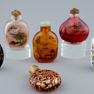 A set of 6 various Chinese glass and porcelain snuff bottles, 19/20th C.