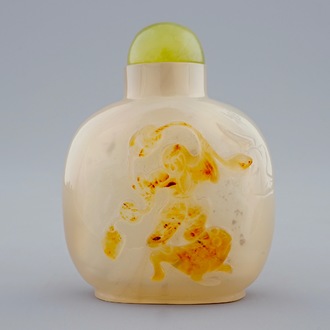 A fine Chinese agate snuff bottle with Liu Hai, 18/19th C.