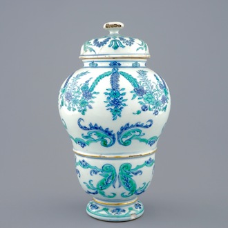 A rare Chinese export porcelain urn and cover, Kangxi/Yongzheng, 1st quarter 18th C.