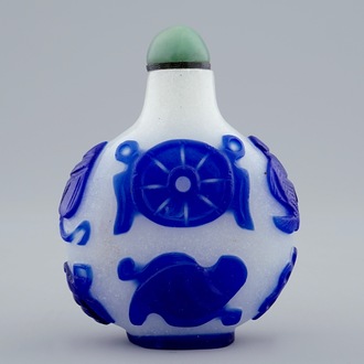 Een Chinees snuifflesje in meerlagig blauw-wit glas, 19e eeuw