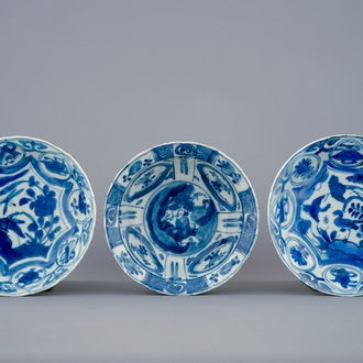 Een blauw-witte kraak porseleinen klapmuts kom en 2 borden, Wanli, 1573-1619