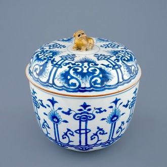 Een blauw-witte Chinese ronde dekseldoos, Kangxi