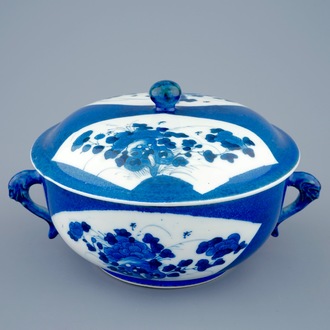 Een Chinese bleu poudré twee-orige dekselkom met floraal decor, Kangxi