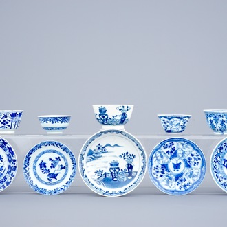 Een lot van 5 blauw-witte Chinese koppen en schotels, 18e eeuw