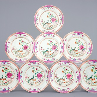 Een lot van 8 Chinese famille rose borden met decor van pauwen, Qianlong, 18e eeuw