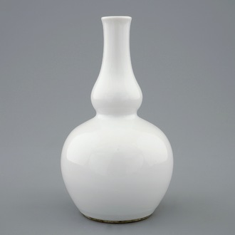 Un vase de forme double gourde en porcelaine blanc de Chine, Kangxi/Yongzhen