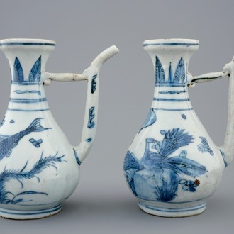 Een paar Chinese blauw-witte kannen met vogels en vissen, Ming Dynastie, Wanli, 1573-1619