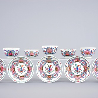 Un lot de cinq tasses et soucoupes en porcelaine de Chine famille rose, Qianlong