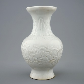 Een blanc de Chine vaasje met gemouleerd reliëfdecor, Kangxi