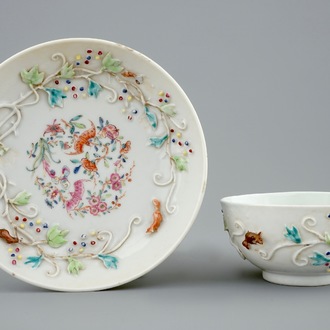 Een Chinese famille rose kop en schotel met reliëfdecor van eekhoorns, Yongzheng, 1723-1735