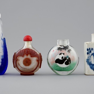 A set of four Chinese glass and porcelain snuff bottles, 19/20th C.