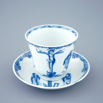 Een blauw-witte Chinese kop en schotel met "De kruisiging", Kangxi