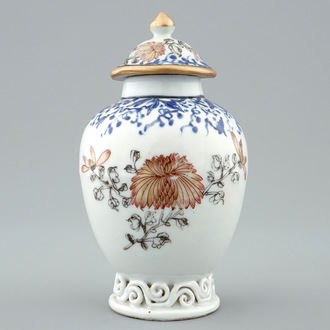 Een Chinese grisaille theebus met deksel en floraal decor, Yongzheng/Qianlong