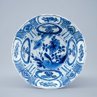 Een Chinese blauw-witte klapmuts kom met een vogel, Wanli, 1573-1619