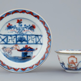 Een Chinese Imari-stijl kop en schotel met een papegaai, Qianlong, 18e eeuw