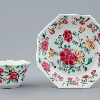 Een Chinese octagonale famille rose kop en schotel, Yongzheng, 1723-1735