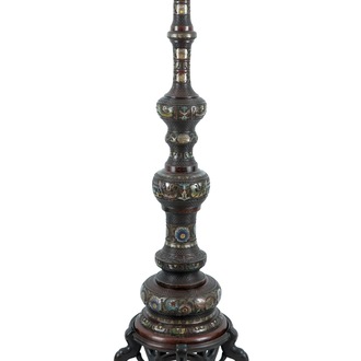 Une colonne d'éclairage en émail champlevé et bronze, Japon, Meiji, 19ème