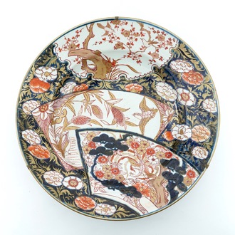 Deux très grands plats en porcelaine Imari de Japon, 17/18ème