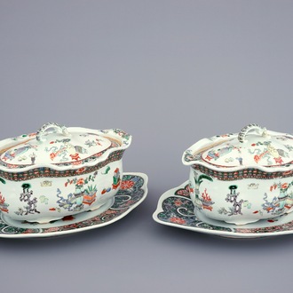 Une paire de terrines et couvercles sur présentoirs en porcelaine de Chine famille verte, 19ème