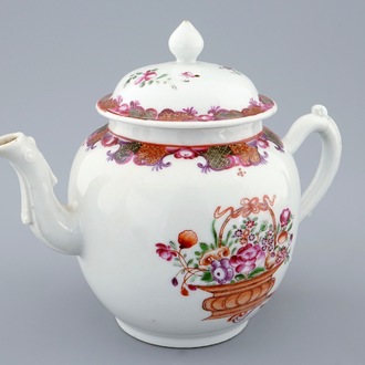 Een Chinese famille rose theepot met deksel, Qianlong, 18e eeuw