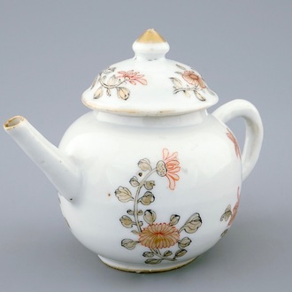 Een Chinese miniatuur theepot met grisaille en verguld decor, Qianlong, 18e eeuw