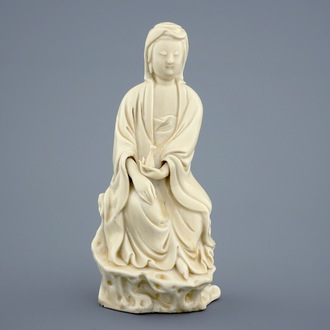 Een Chinese Dehua blanc de Chine figuur van Guanyin, 18e eeuw