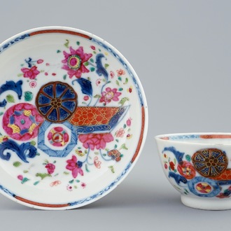 Een Chinese famille rose kop en schotel met pseudo-tabaksbladeren decor, Qianlong, 18e eeuw