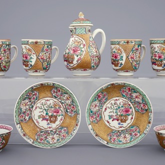 Een deel van een Chinees famille rose en verguld theeservies, Yongzheng, 1723-1735